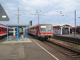 Regionalzug nach Neustadt an Gleis 3 im Jahr 2005, vor dem Umbau