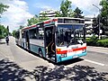 Mercedes-Benz-Bus 0 407 in der Bushaltestelle des Rudi-Stephan-Gymnasiums und des Bildungszentrums in Richtung Worms Hauptbahnhof