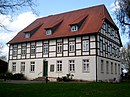 Herrenhaus mit Zufahrtsallee und Torpfeiler