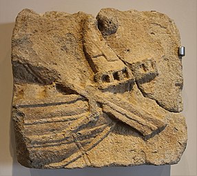 Relief eines Schiffshecks. Kaiserzeit, in der Stadtmauer des 16. Jh. wiederverwendet.