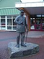 Bronzestatue von Frijo Müller-Belecke vor dem Aeronauticum in Nordholz bei Cuxhaven