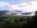 Steigen (hvor kommunen får sitt navn fra) sørvest på Engeløya. I bakgrunnen Holkestad og Nordskott.