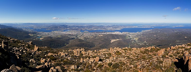 Avustralya'nın Tazmanya eyaletinin idarî merkezi ve en büyük şehri olan Hobart'ın Wellington Dağı'ndan görünümü. (Üreten: Noodle snacks)