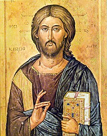 İsa'nın sol elinde Kitâb-ı Mukaddes tutarken sağ eliyle de takdis işareti yapar hâlde sahnelendiği tipik bir Pantokrator İsa tasviri.