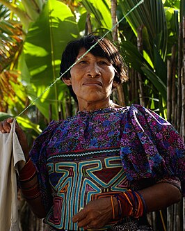 Een vrouw van de Kuna op een van de San Blas-eilanden