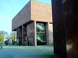 De Kunsthalle Bielefeld met Le Penseur van Auguste Rodin en op de voorgrond Axis van Richard Serra