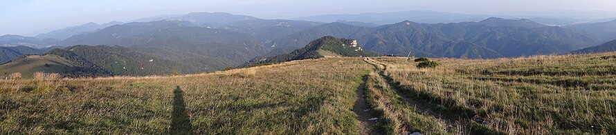 Położenie szczytu Jelenská skala w grzbiecie Starohorskich Wierchów. Panorama widokowa z południowego grzbietu Krížnej