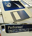 3.5"-Diskette mit Beschriftung „Performer“
