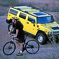 Montague Hummer Bike neben einem Hummer H2