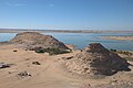 Inselberge und der zum Nubia-See aufgestaute Nil. Blick von Wadi Halfa nach Westen. Der See liegt etwa in der Mitte der Satellitenaufnahme