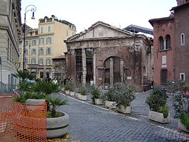 De toegangspoort van de Porticus van Octavia