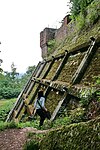 Im nördlichen Teil der Schlucht wurde die Sandsteinwand mit einem Stützkorsett aus Betonstreben bedeckt.