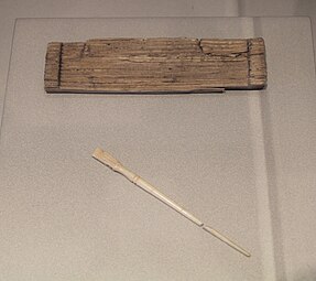Teil einer hölzernen Schreibtafel (um Christi Geburt) und Griffel aus Knochen, frühes 1. Jh. n. Chr.