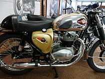 De BSA A65LC Lightning Clubman was metallic goud met veel chroom