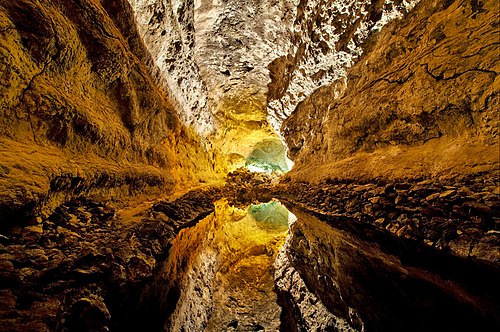 Spiegelbild auf dem Wasser in der Lavaröhre „Cueva de los Verdes“, Lanzarote