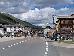 Passstraße mit Passschild in Fahrtrichtung Val di Sole