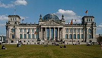 Blick auf das Reichstagsgebäude, in dem der Bundestag beherbergt ist