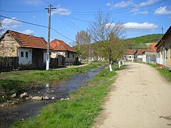 Felsőszakács látképe a Mézes-patakkal.