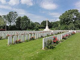 Overzicht met Cross of Sacrifice