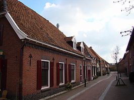 Op de foto links liep vroeger de stadsmuur, in het midden van de straat maakte de muur een vreemde knik