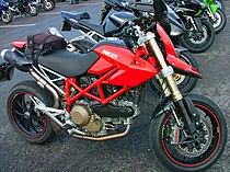 Ook als een motor helemaal niet in Supermotard wedstrijden wordt ingezet, gebruikt men het concept weleens, zoals bij deze Ducati Hypermotard