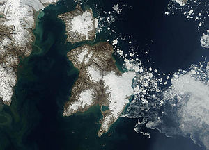 Die Olgastraße auf einem Satellitenbild zwischen Edgeøya und Barentsøya (Mitte) sowie Svenskøya (rechts oben am Bildrand).