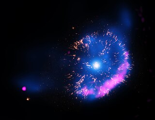 Überlagerung von Aufnahmen der Nova GK Persei im Röntgenbereich, blau, im optischen Bereich, gelb und im Radiowellen-Bereich, rosa; erstellt aus Aufnahmen des Chandra-Weltraumteleskops, des Hubble-Weltraumteleskops und des Very Large Array