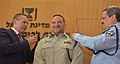 Schabtai bei seiner Beförderungszeremonie zum Kommandeur des Grenzschutzes, zusammen mit Gilad Erdan und dem 17. Polizeichef Roni Alscheich.