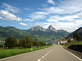 Dorfeingang von Lauerz, im Hintergrund die Mythen