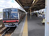 Triebzug der Baureihe 4000 im Bahnhof Ōzone