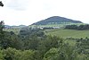 Blick aus Richtung Vacha durch das Tal der Sünna südwestwärts zum Ulsterberg mit Dorf Sünna