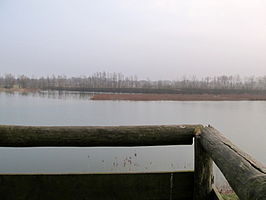 Het meertje is te bezichtigen vanaf een uitzichtpunt achter een houten wand