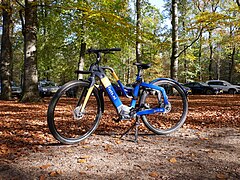 Woudenberg, OV-ebike der Nederlandse Spoorwegen nahe der Pyramide von Austerlitz