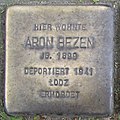 Aron Bezen vor dem Winterhuder Weg 86
