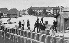 Brattørkaia med Slaveriet og Brattørparken i bakgrunnen Foto: Axel Lindahl (1880)