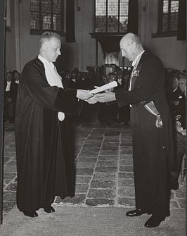 Edelman overhandigt Mansholt een Wagenings eredoctoraat (1956)