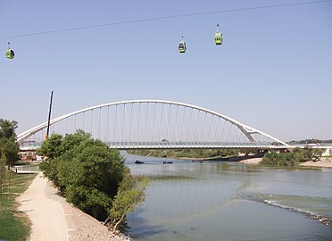 Die Puente del Tercer Milenio mit Gondeln der Expo 2008