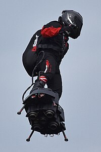 Franky Zapata auf dem Flyboard Air beim Fête Aérienne Le Temps Des helices auf dem Aérodrome de Cerny-La-Ferté-Alais in Cerny, Frankreich im Juli 2019