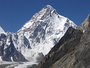 Eğimli yanlara sahip geniş açısal beyaz dağ çoğunlukla karla kaplıdır.