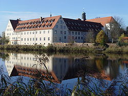 Südansicht Kloster Wald mit Klosterweiher