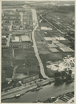 Het Korte Vlietkanaal in aanleg circa 1970. Bovenaan wordt het kanaal zichtbaar, onderaan is nog de oude Korte Vliet zichtbaar.