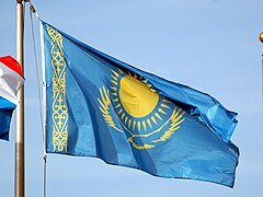 Dalgalanan bir Kazakistan bayrağı.