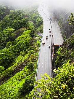 राजमाची गार्डन, खंडाला से मुम्बई-पुणे एक्स्प्रेसवे का दृश्य