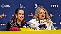 Teya & Salena bei einer Pressekonferenz des Eurovision Song Contest 2023