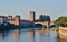 Nordseite des Castelvecchio mit der Etsch und der Ponte Scaligero