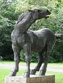 „Wildes Pferd“ am Königsplatz in München, 1965.