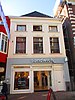 Winkel met bovenwoning