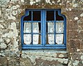 Schulterbogen über einem Fenster (Marktplatz von Locronan, Bretagne)