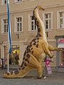 Dinosaurier-Figur gegenüber dem Alten Schloss