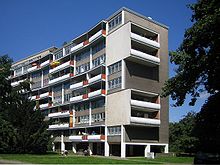 Das Walter-Gropius-Haus ist eine gebogene Gebäudescheibe und zeichnet sich durch eine besondere Anordnung der Balkone aus. Sie erzeugt ein lebhaftes Fassadenmuster, das an ein Schachbrett erinnert.